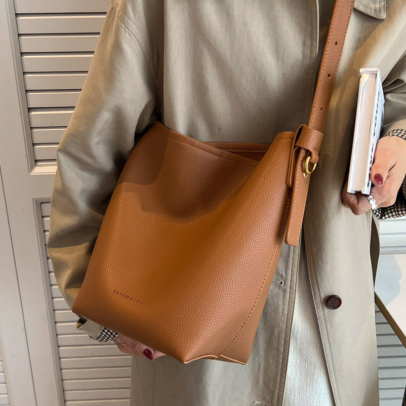Retro High-capacity Stylish Commuter Bucket Bag For A Laid-back Look