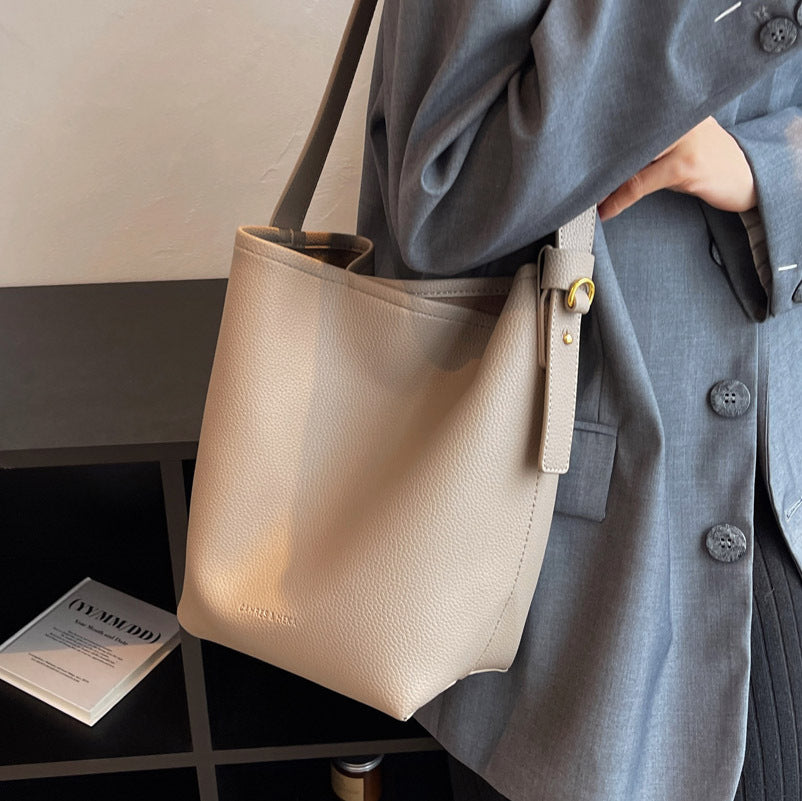 Retro High-capacity Stylish Commuter Bucket Bag For A Laid-back Look