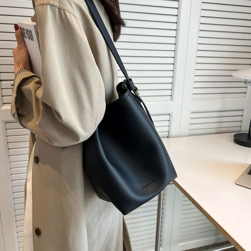 Retro High-capacity Stylish Commuter Bucket Bag For A Laid-back Look